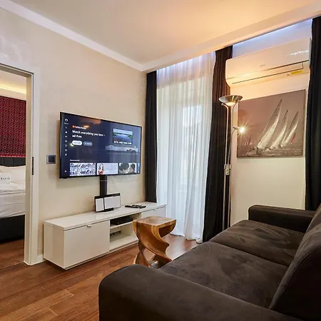 The Queen Luxury - Medici * Luxembourg