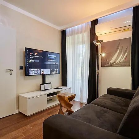 The Queen Luxury - Medici Luxembourg